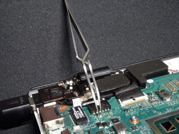 NEC PC-HM350PAW-8 電源が入らない ネコがケーブルを噛んだ？